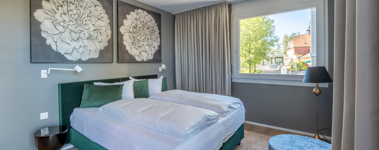 Fotos us einem Zimmer mit grünem Bett