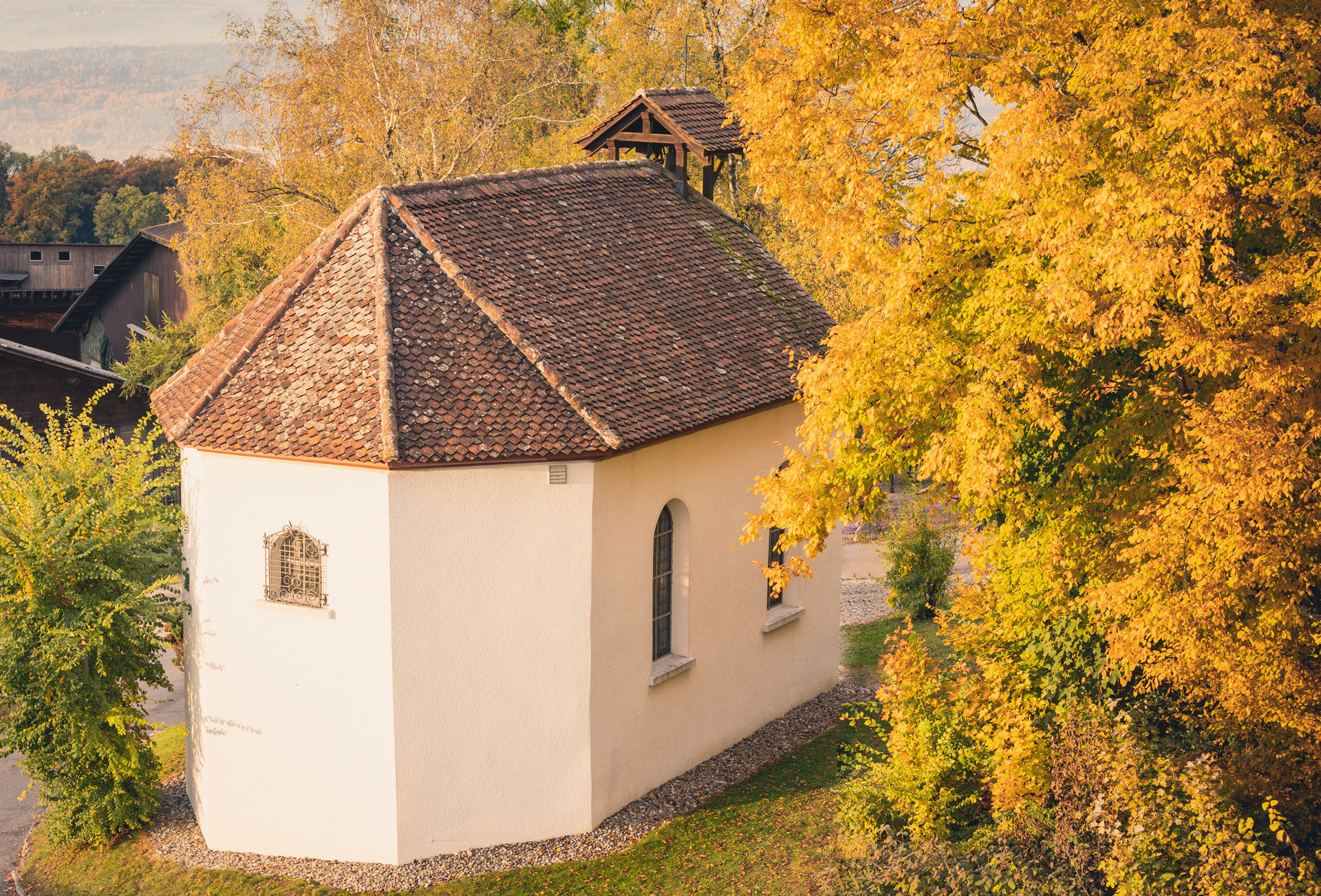 Kleine Kapelle am Waldrand